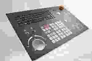 Пленочная клавиатура на жестком основании из фрезерованного алюминия с Трекболом и QWERTY клавиатурой